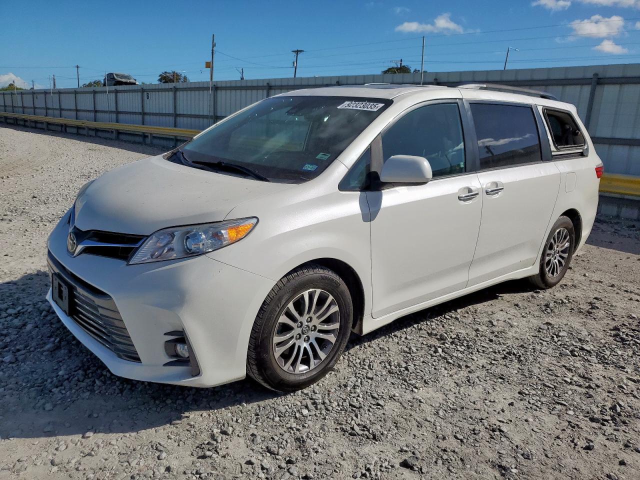 Toyota Sienna Xle Image 1