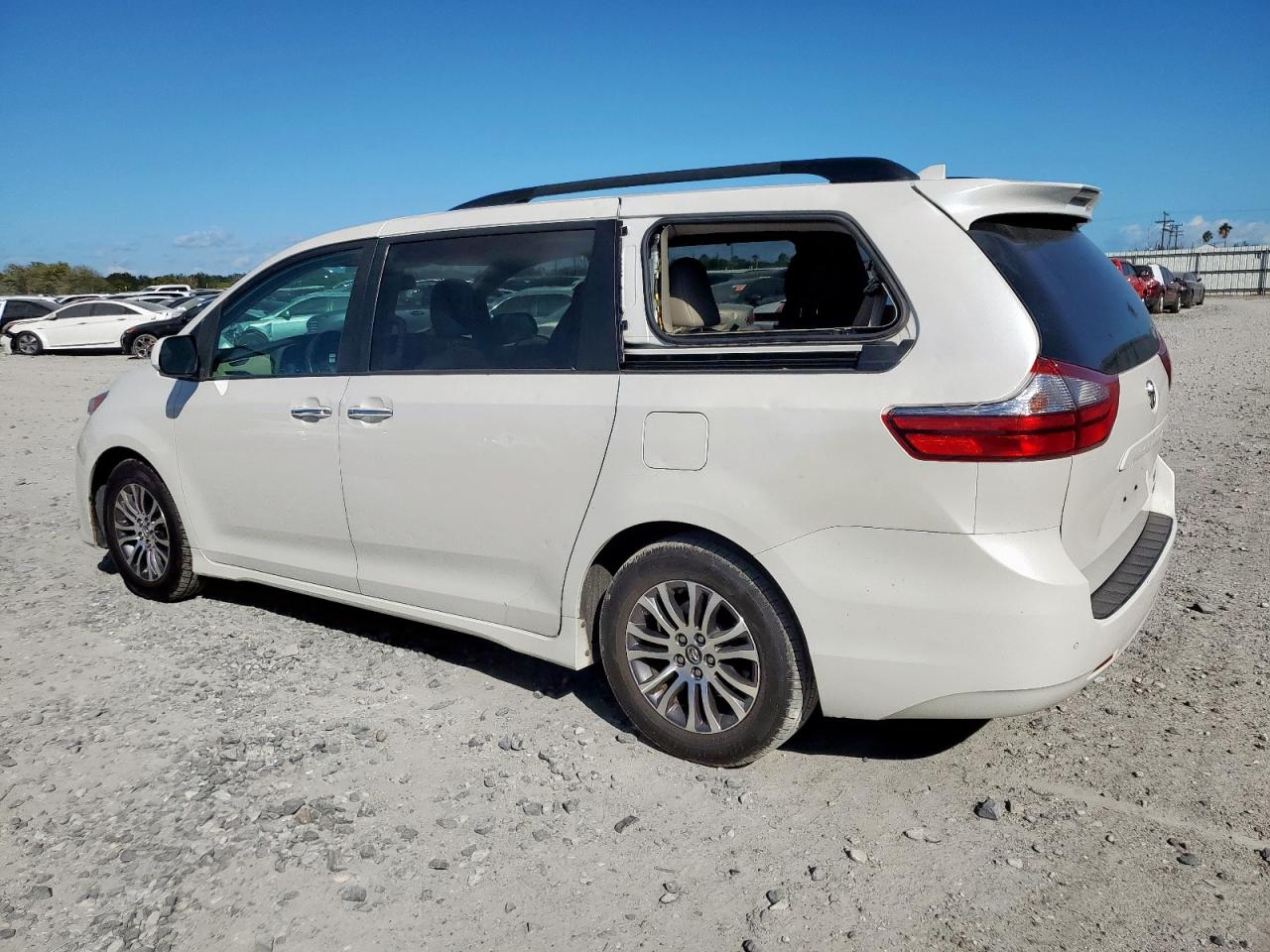 Toyota Sienna Xle Image 3