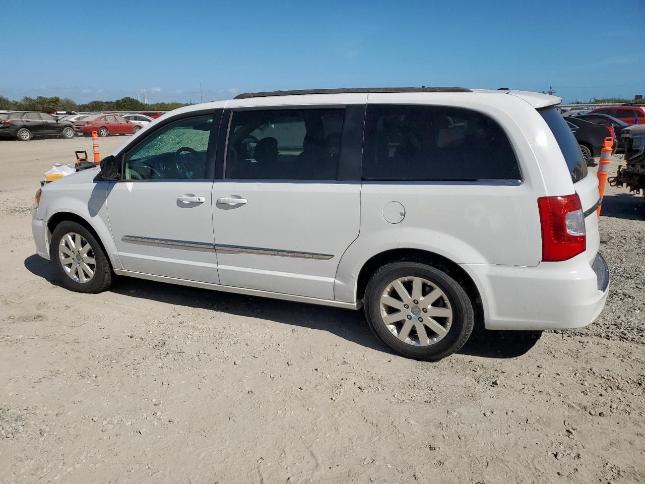 Chrysler Minivan Touring Image 3