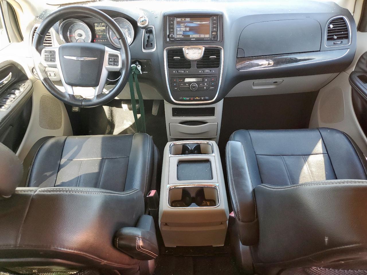 Chrysler Minivan Touring Image 7