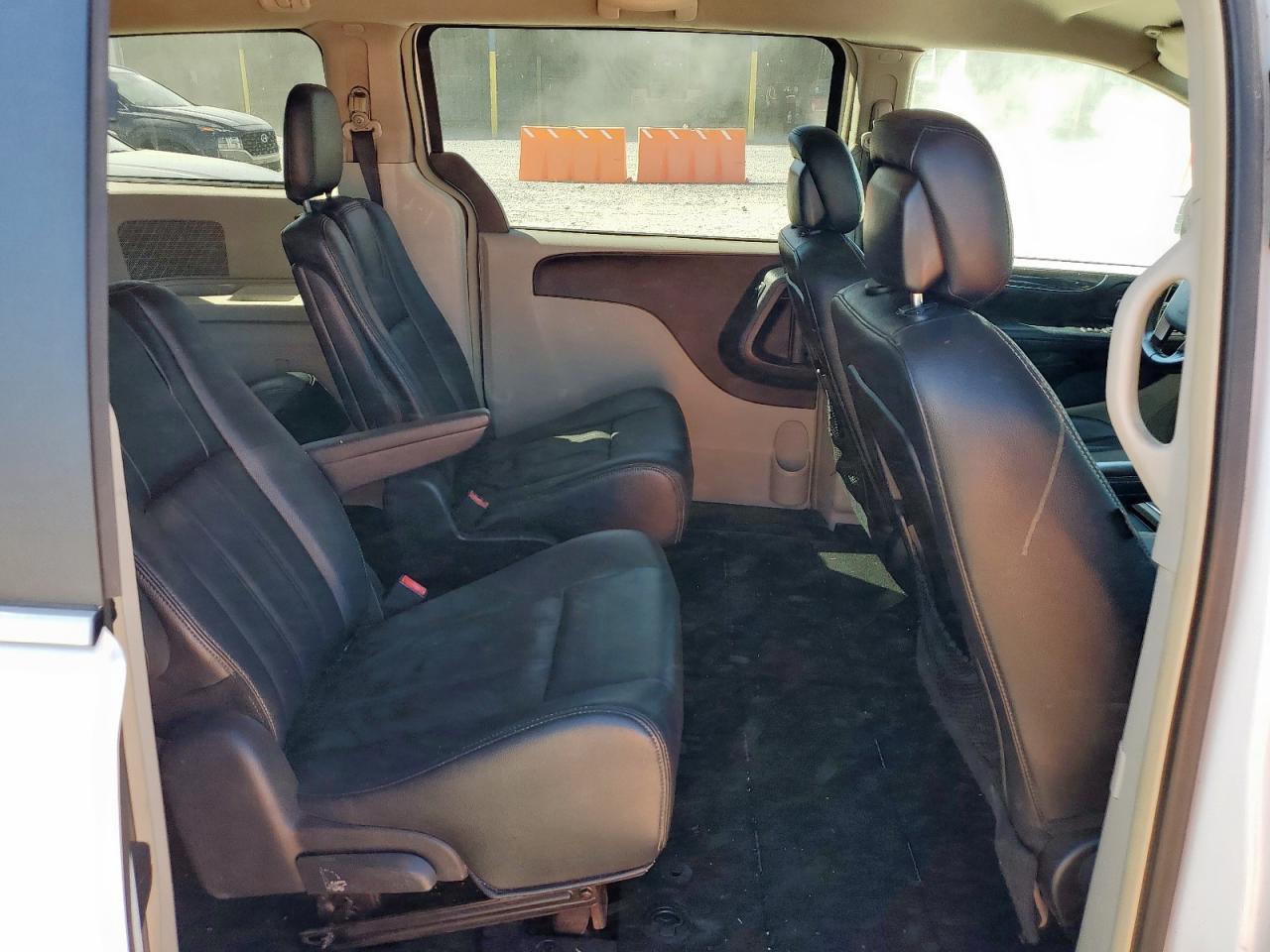 Chrysler Minivan Touring Image 11