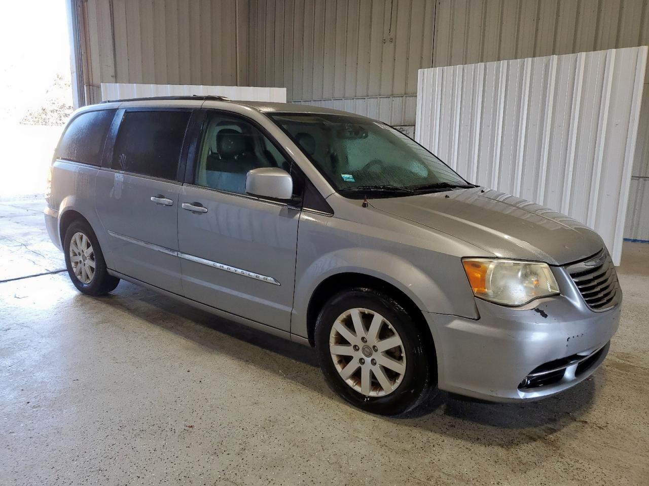 Chrysler Minivan Touring Image 2