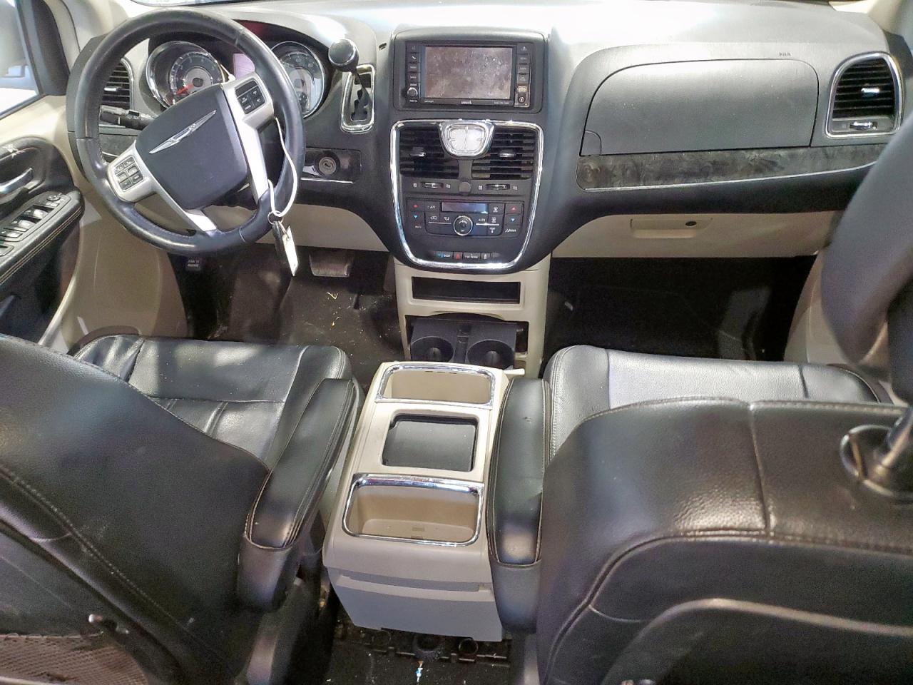 Chrysler Minivan Touring Image 8