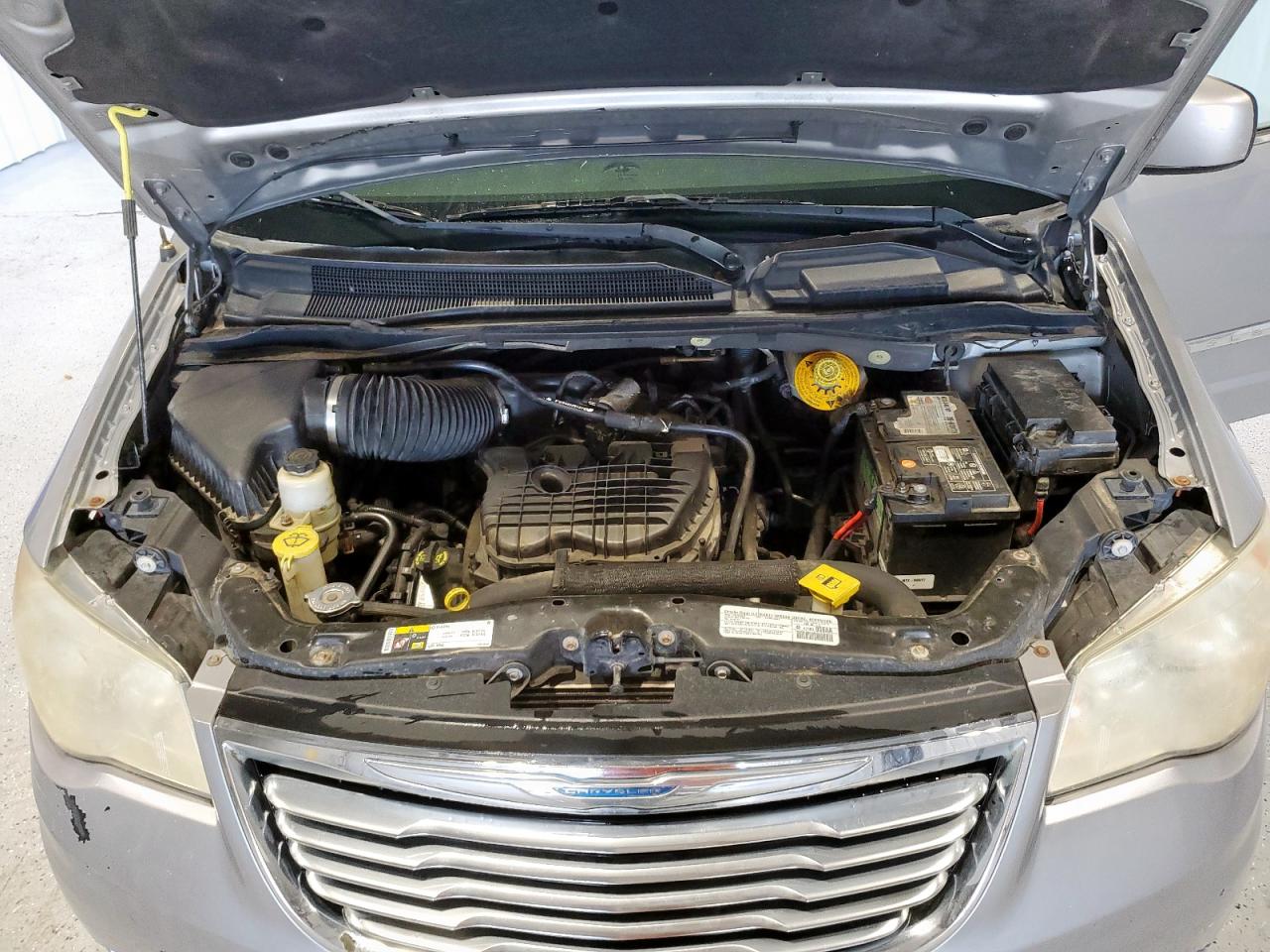 Chrysler Minivan Touring Image 5