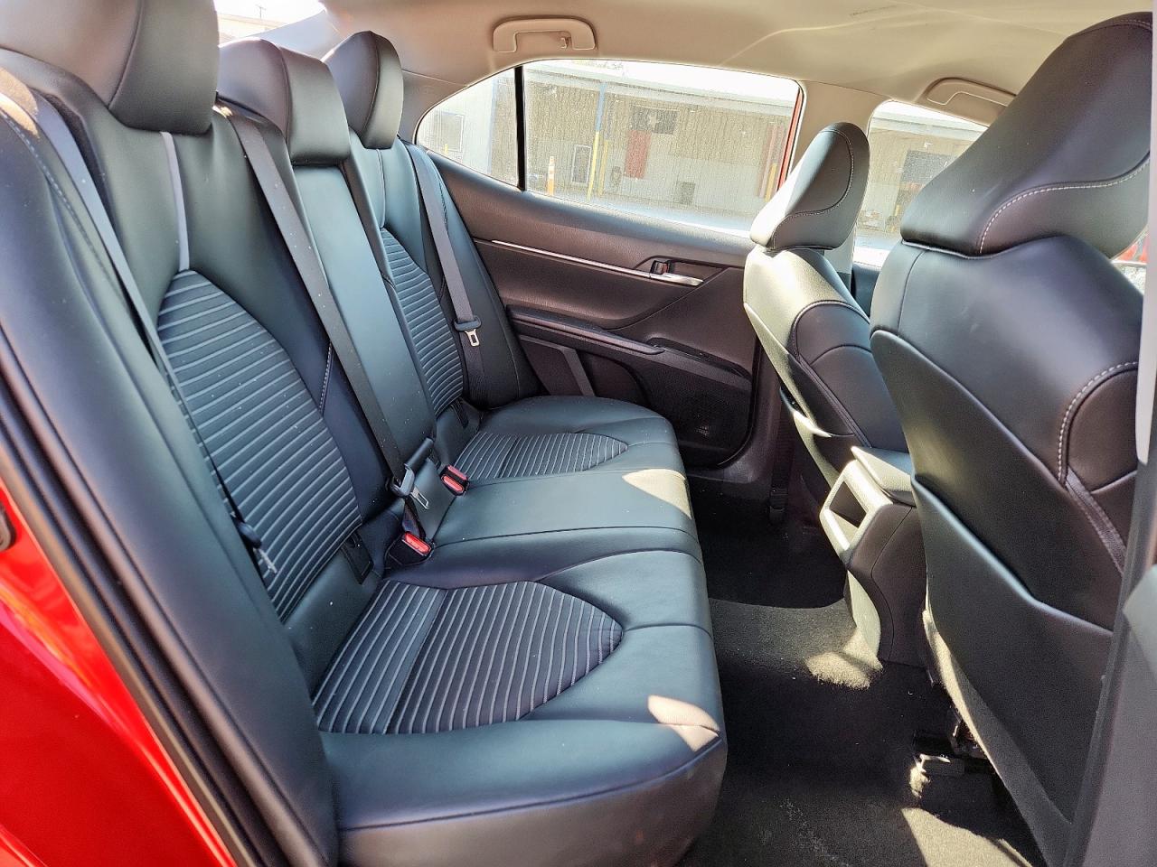 Toyota Camry Se Image 12