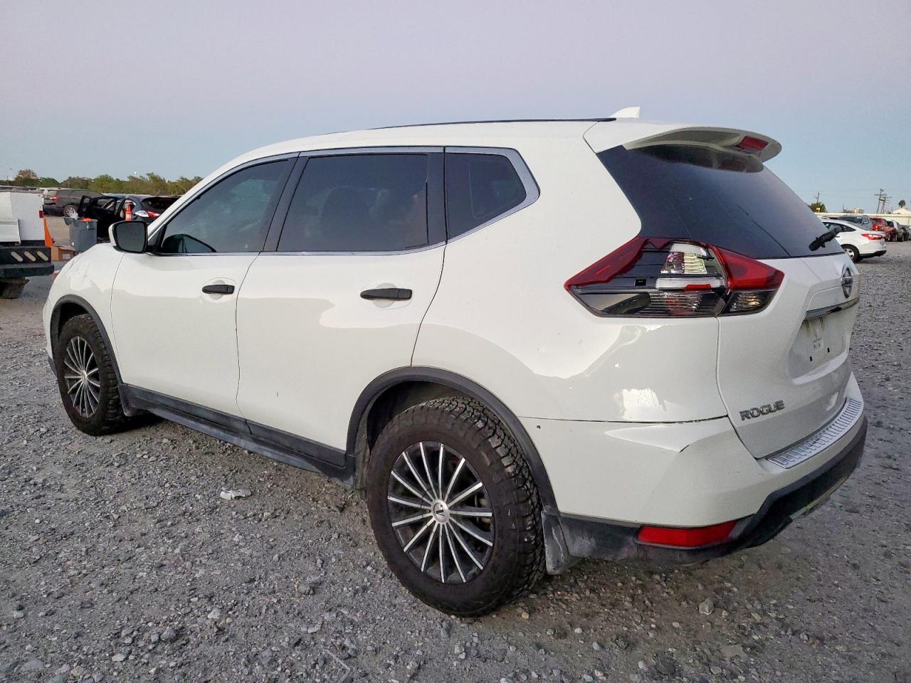 Nissan Rogue S Image 12