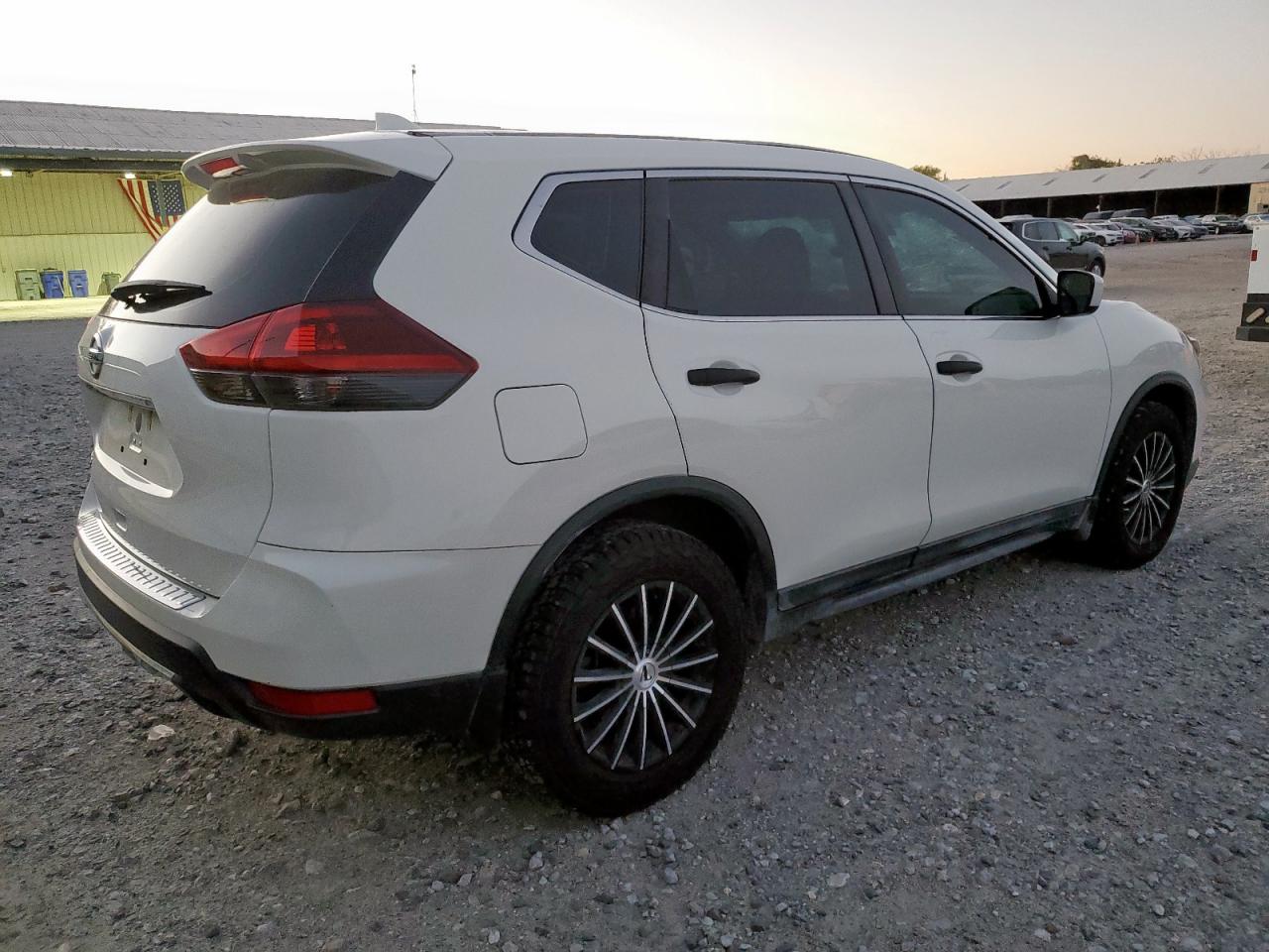 Nissan Rogue S Image 4