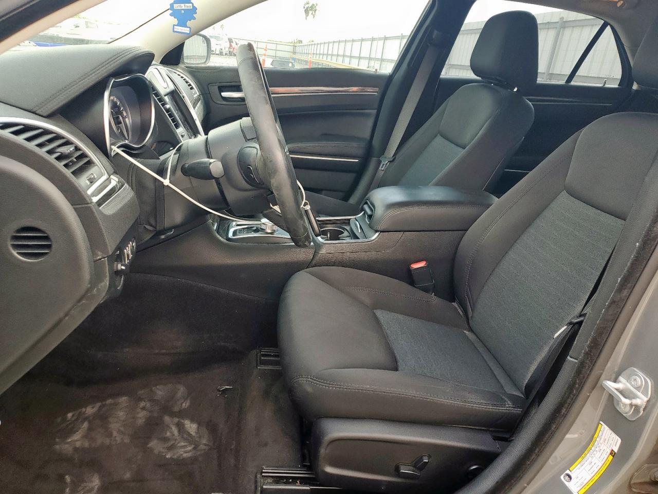 Chrysler 300 Touring Image 12