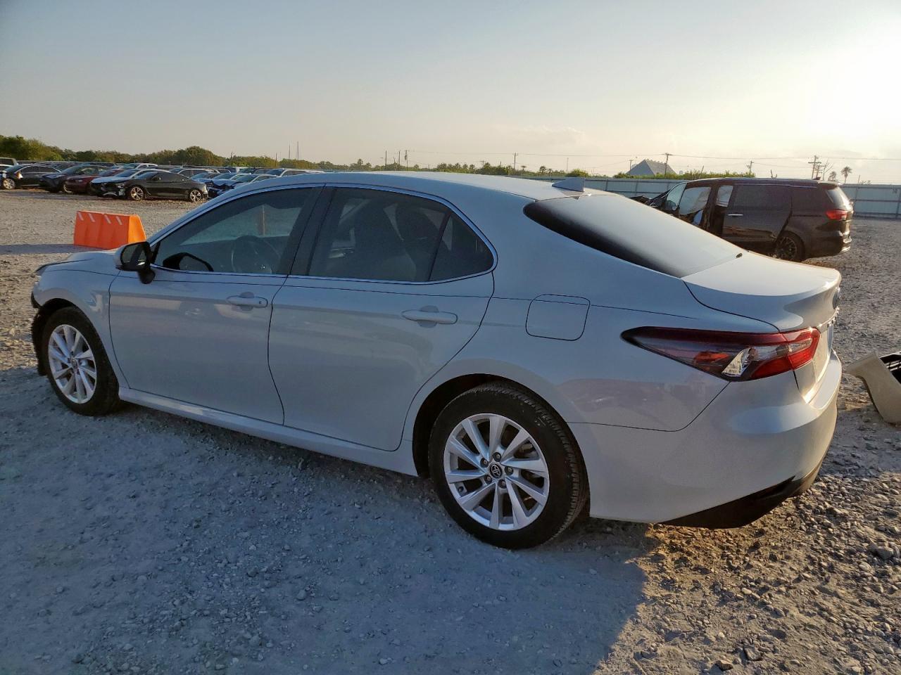 Toyota Camry Le Image 2