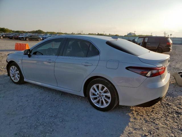 Toyota Camry Le Image 2