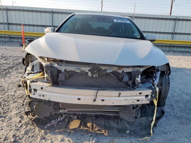 Toyota Camry Le Image 13