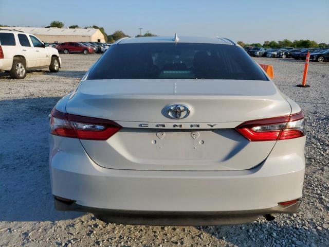 Toyota Camry Le Image 7