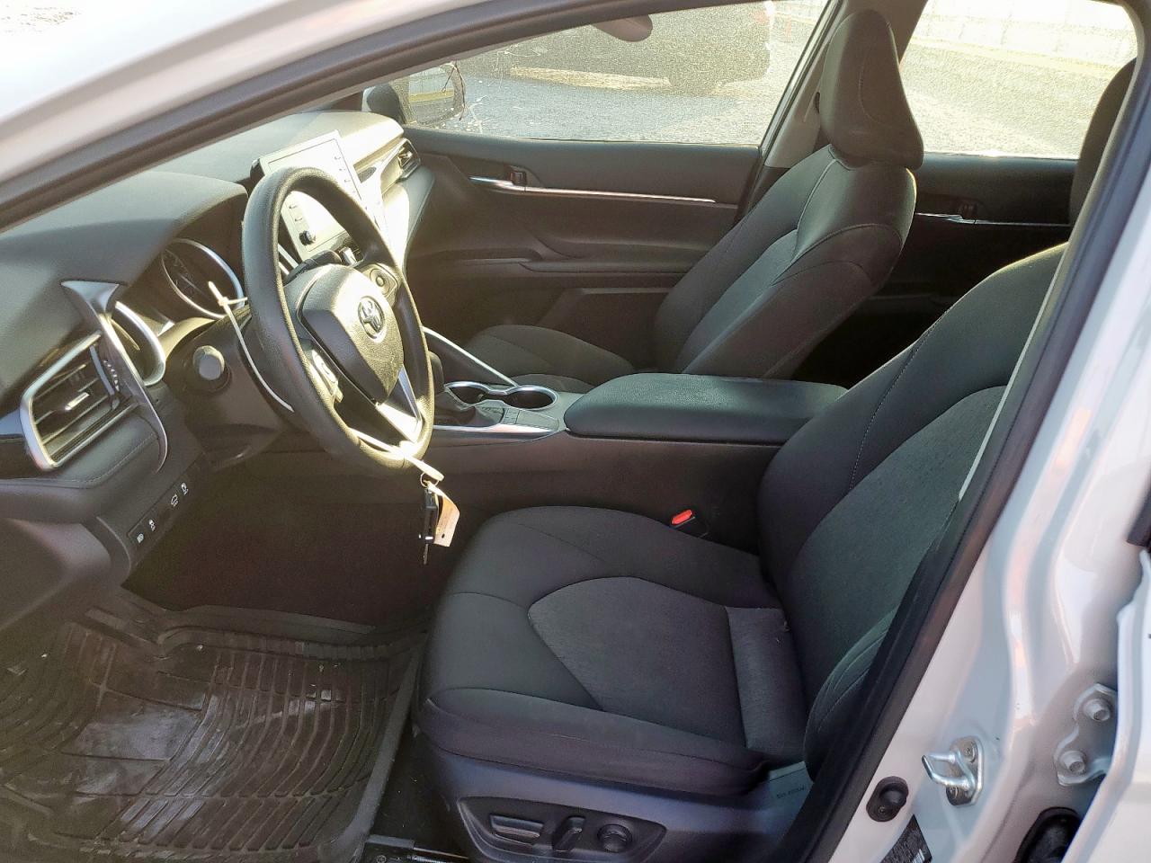 Toyota Camry Le Image 8