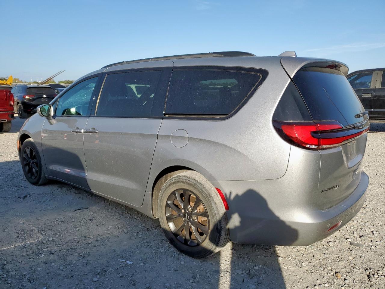Chrysler Pacifica Touring Image 3