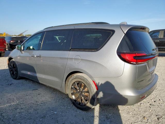Chrysler Pacifica Touring Image 3
