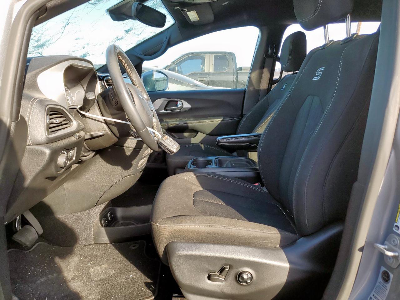 Chrysler Pacifica Touring Image 7