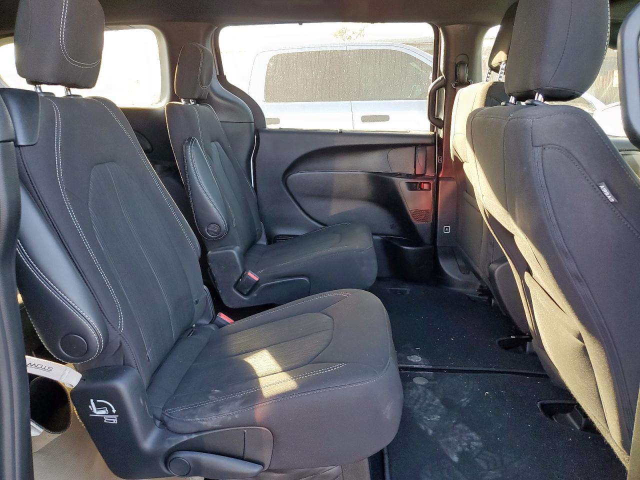 Chrysler Pacifica Touring Image 6