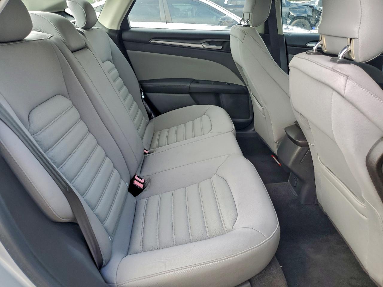 Ford Fusion S Image 8