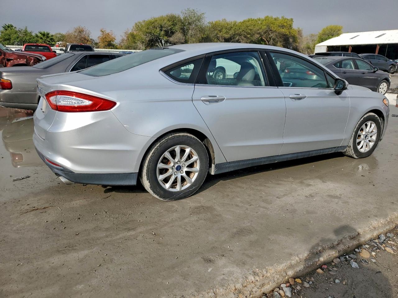 Ford Fusion S Image 3