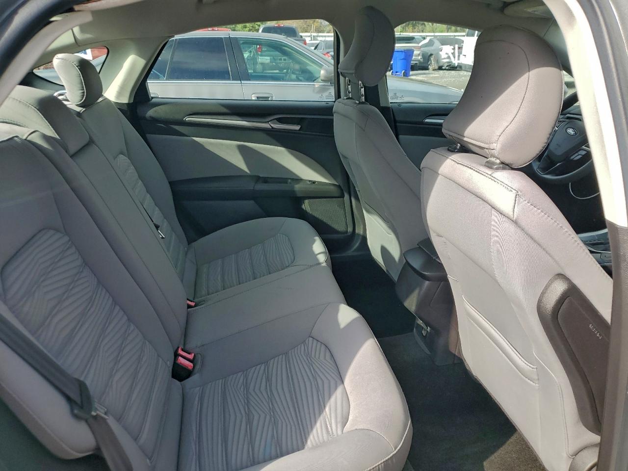 Ford Fusion S Image 9