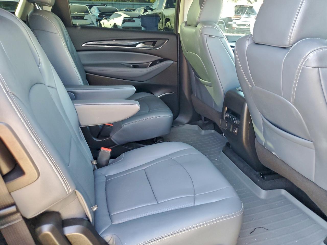 Buick Enclave Essence Image 7