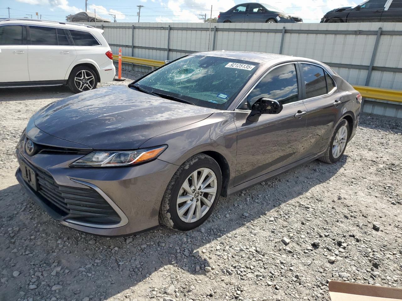 Toyota Camry Le Image 1