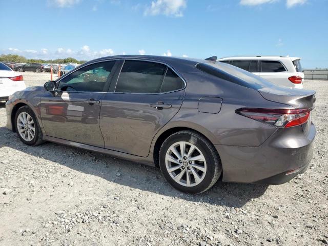 Toyota Camry Le Image 4