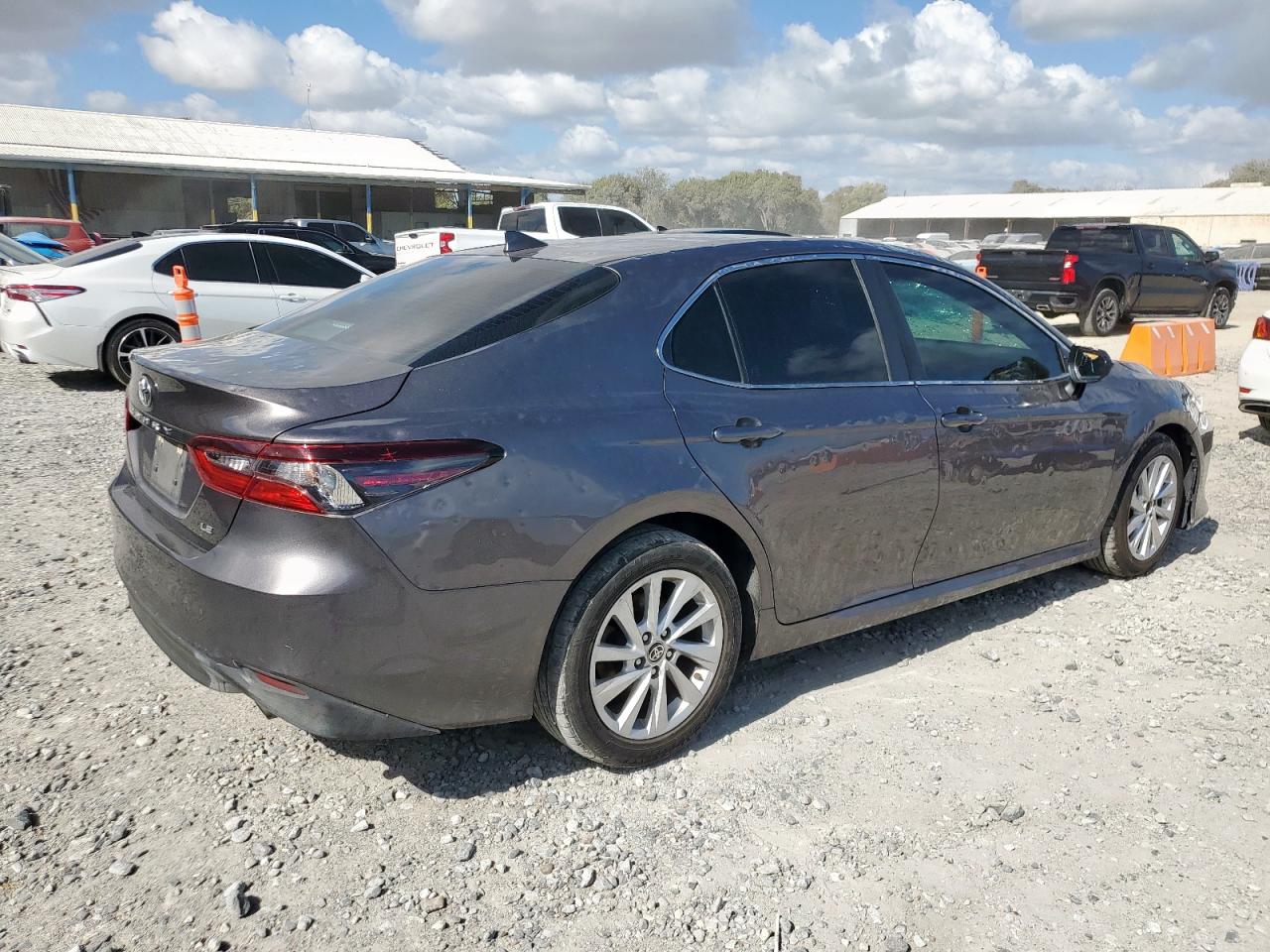 Toyota Camry Le Image 2