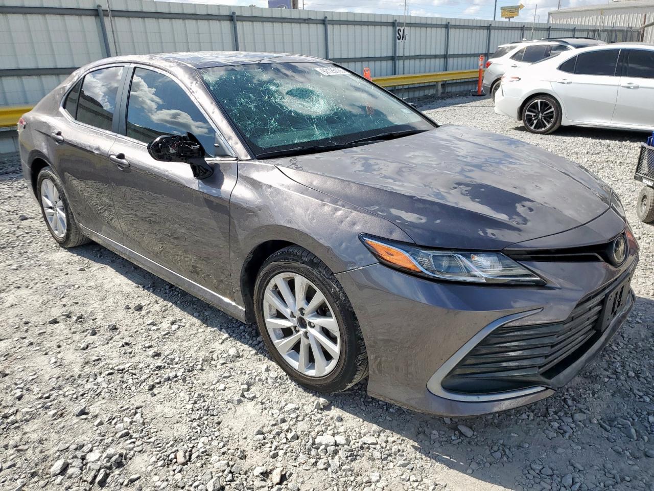 Toyota Camry Le Image 9