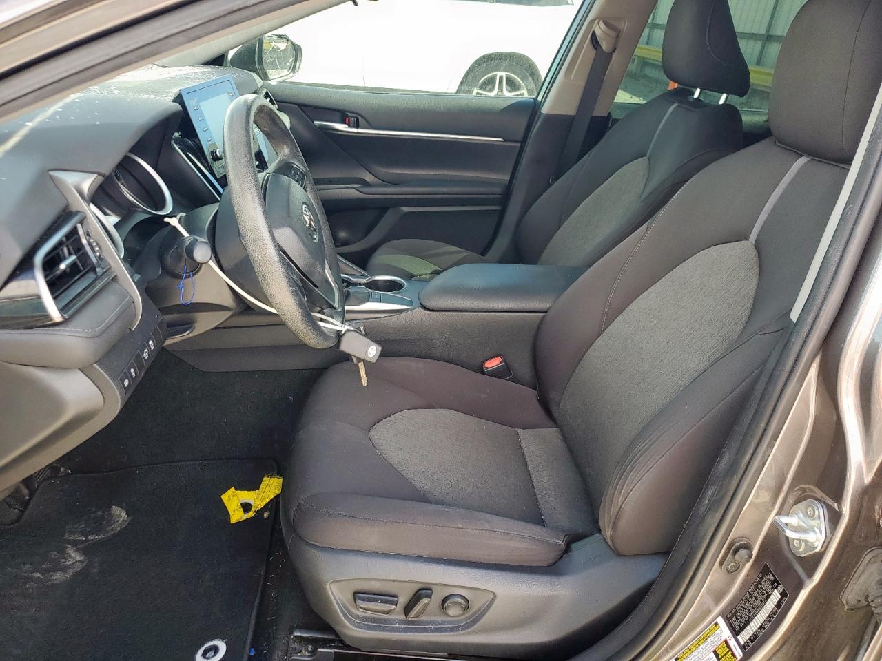 Toyota Camry Le Image 11