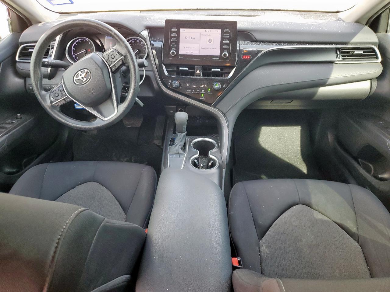 Toyota Camry Le Image 8