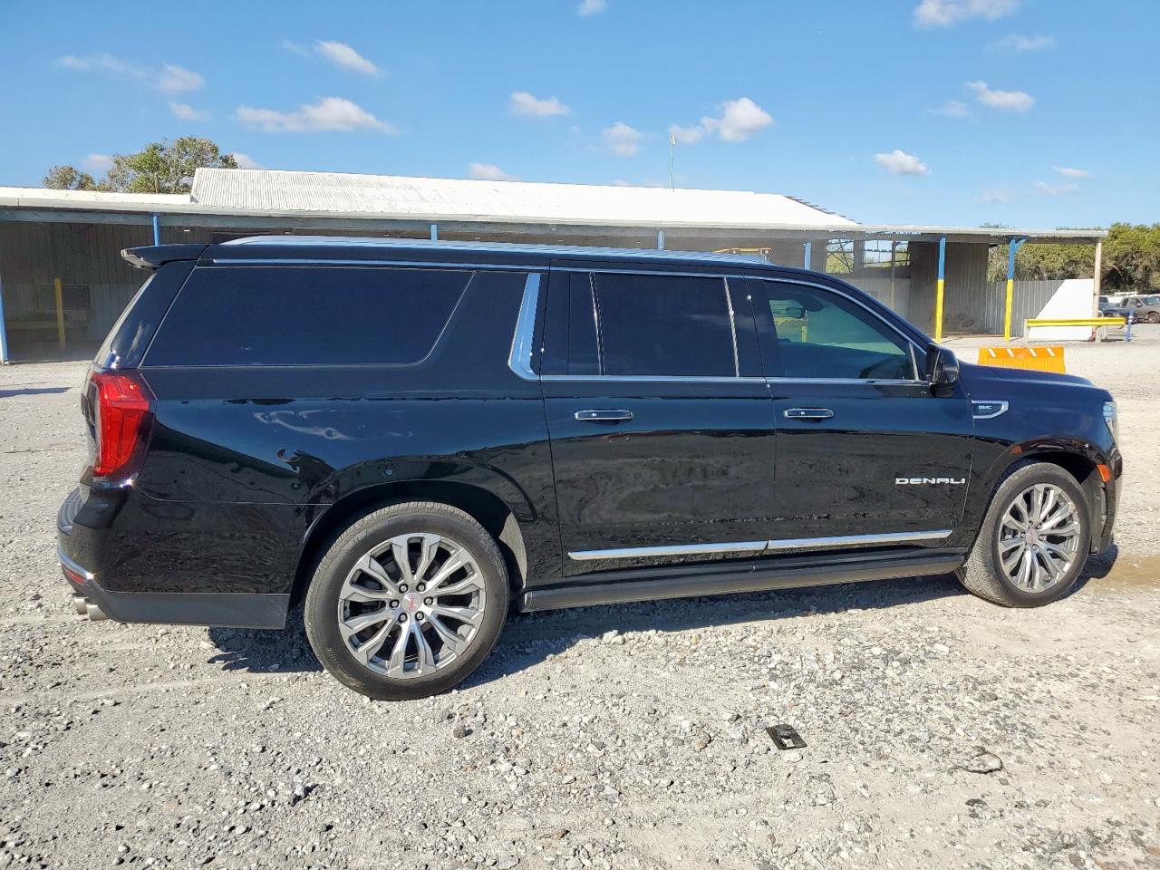 GMC Yukon Denali Image 5