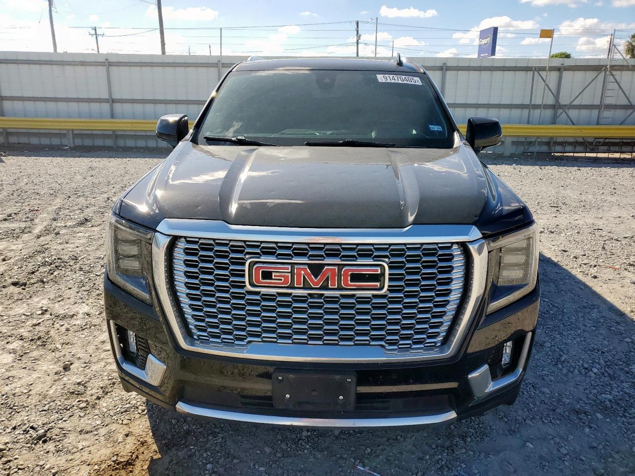 GMC Yukon Denali Image 12