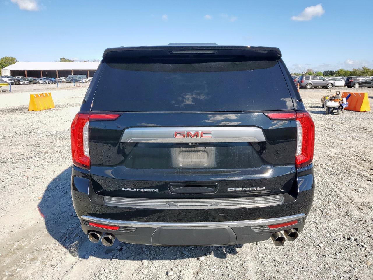 GMC Yukon Denali Image 6