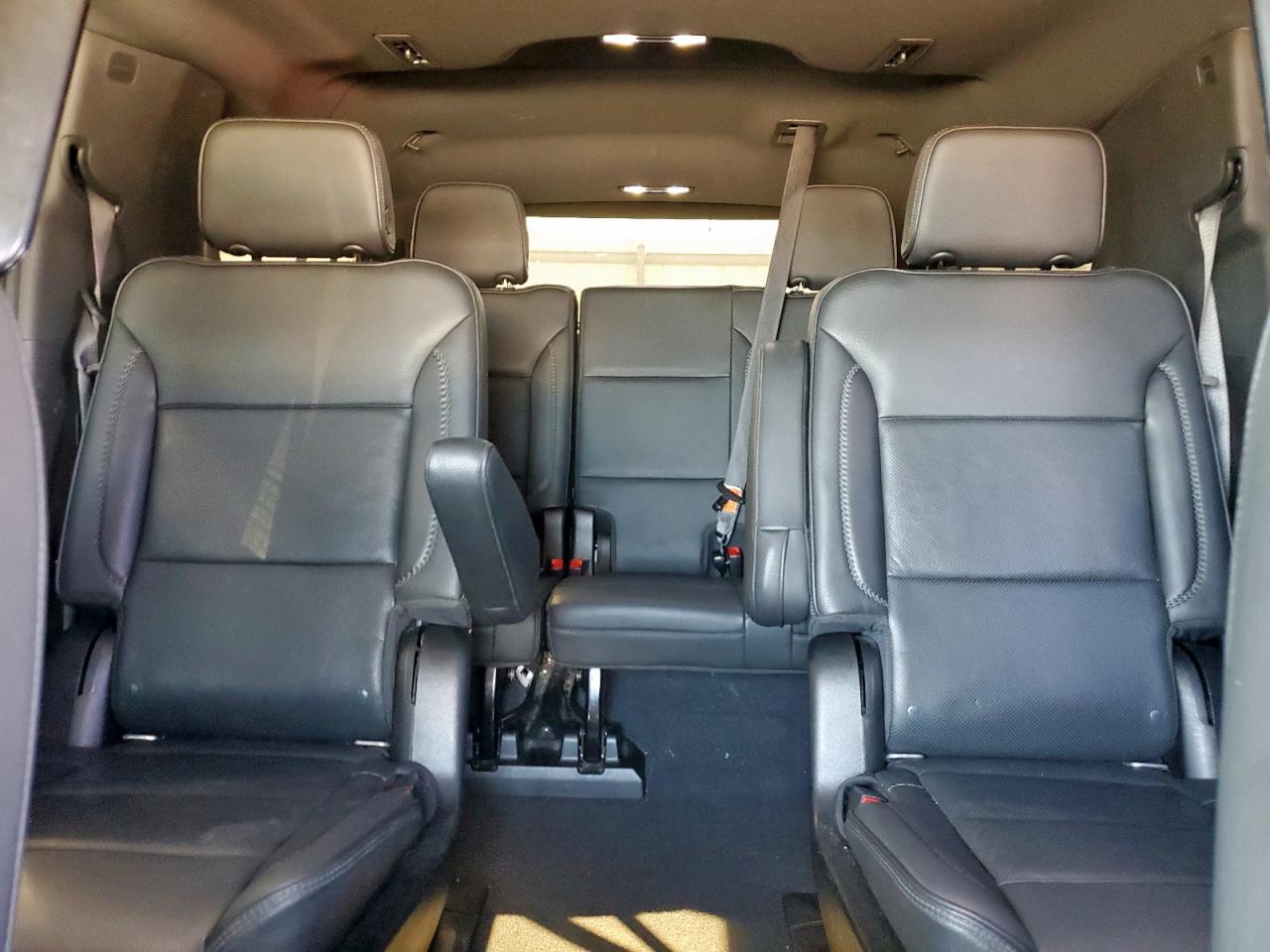 GMC Yukon Denali Image 11