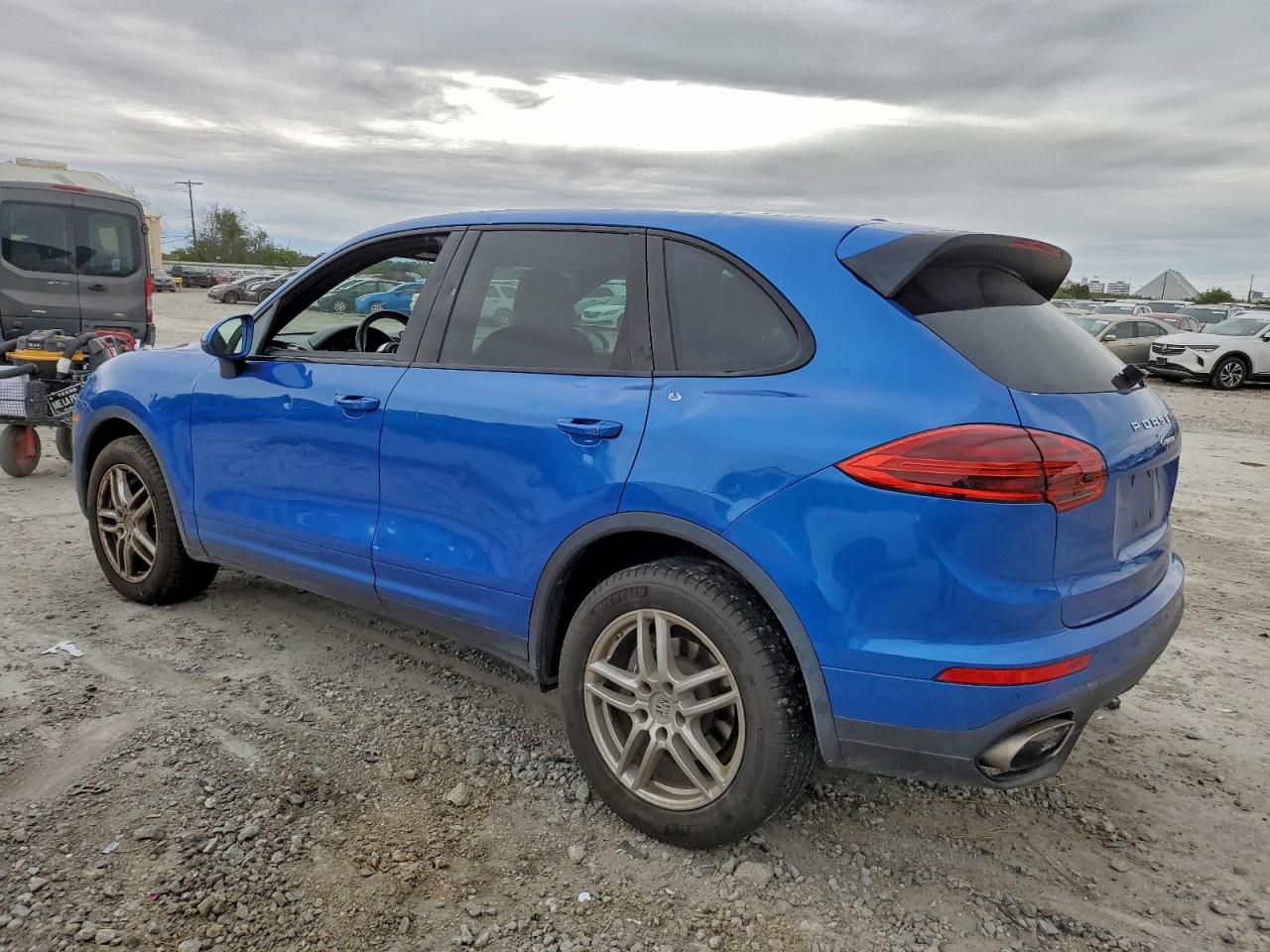 Porsche Cayenne Image 2