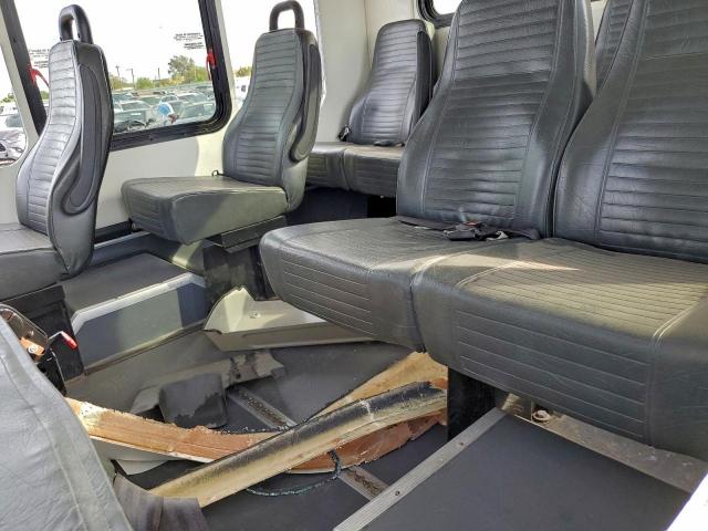 Ford Econoline E350 Super Duty Cutaway Van Image 5