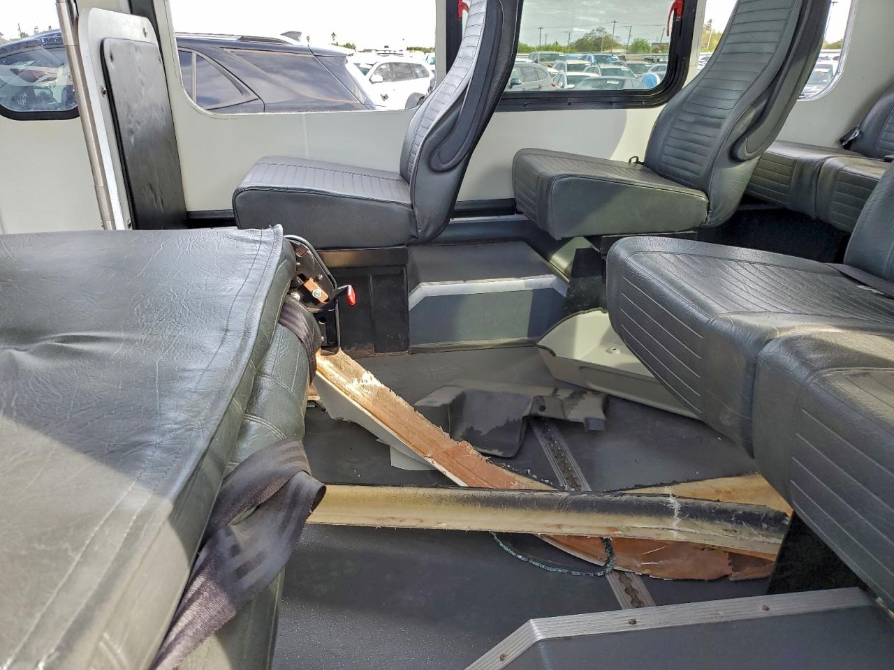 Ford Econoline E350 Super Duty Cutaway Van Image 8