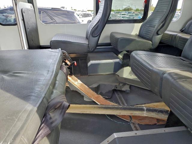 Ford Econoline E350 Super Duty Cutaway Van Image 8
