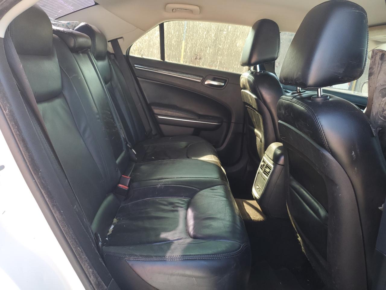 Chrysler 300 Limited Image 10