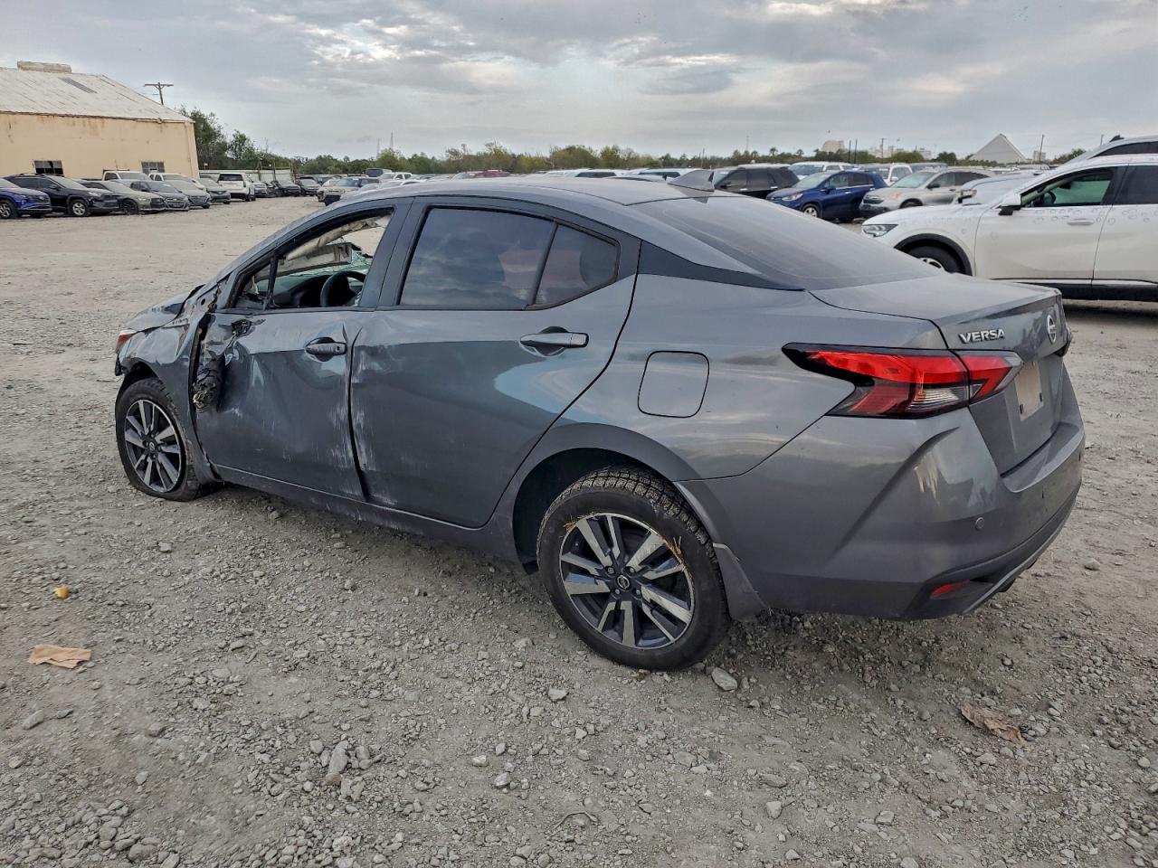Nissan Versa Sv Image 8