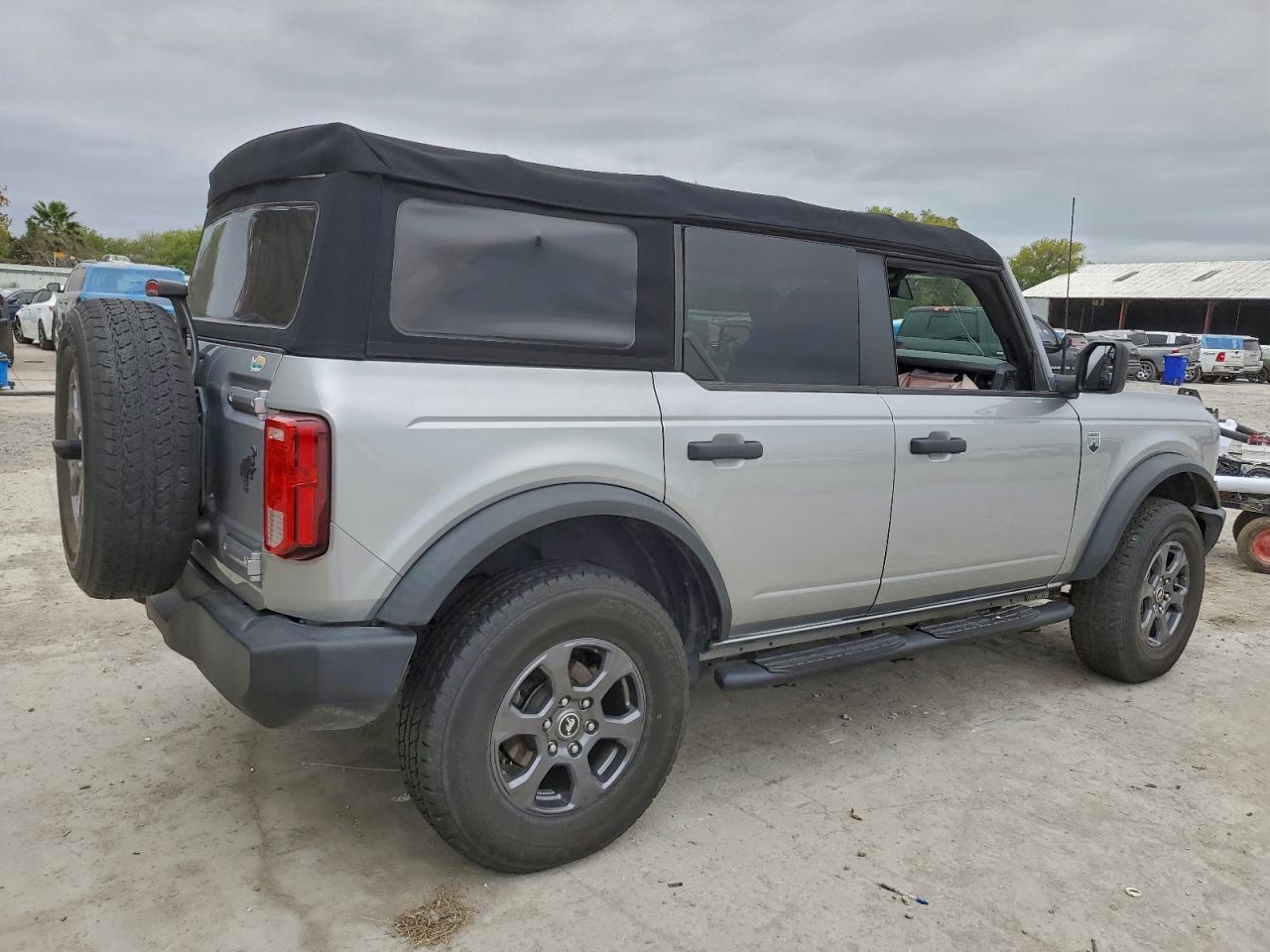 Ford Bronco Base Image 3