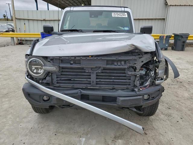 Ford Bronco Base Image 11