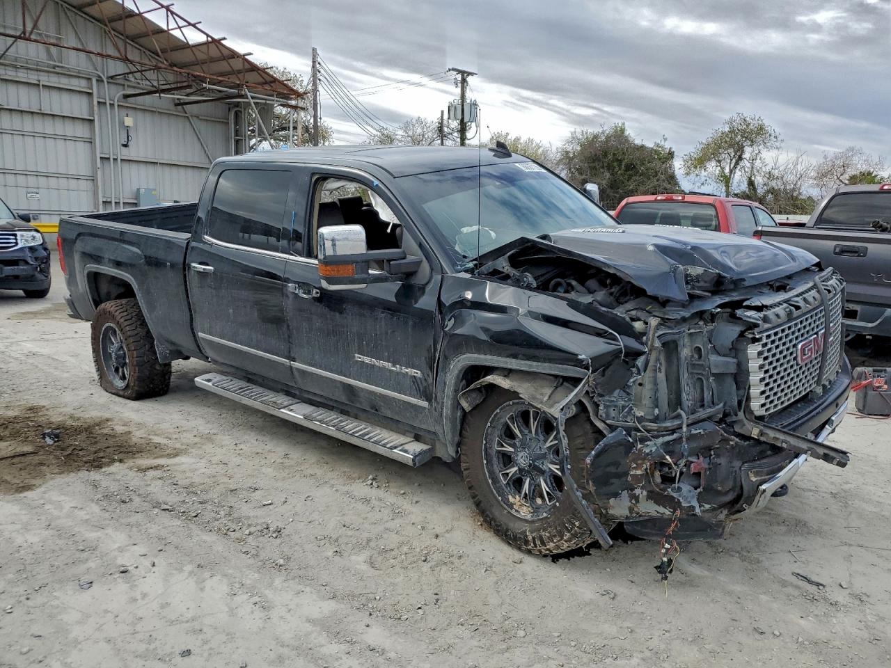GMC Sierra K2500 Denali Image 4