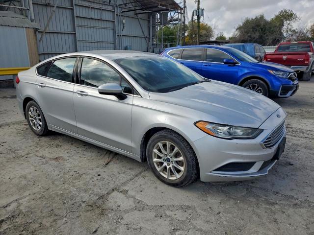 Ford Fusion S Image 4