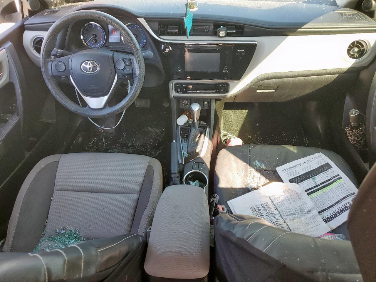 Toyota Corolla L Image 11