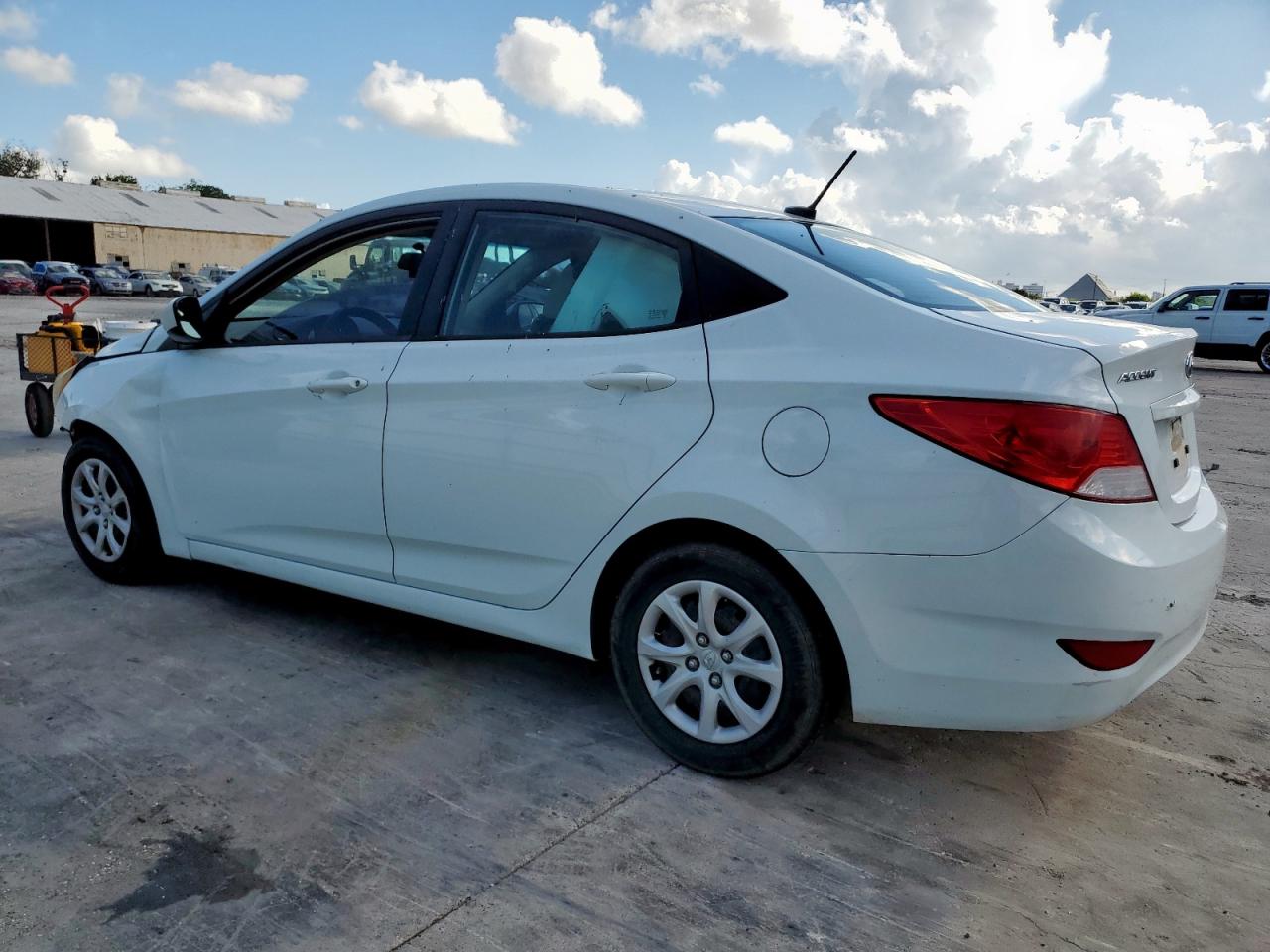 Hyundai ACCENT Gls Image 13