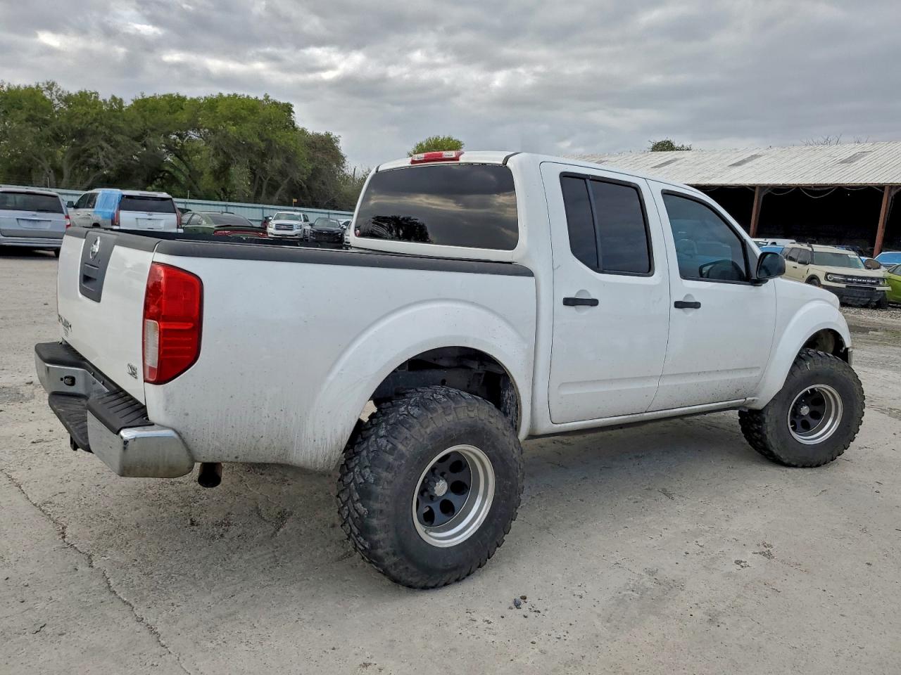 Nissan Frontier Crew Cab Le Image 3