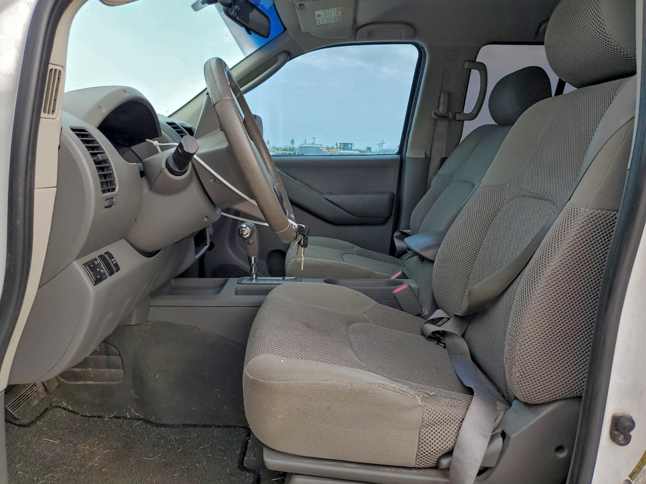 Nissan Frontier Crew Cab Le Image 6