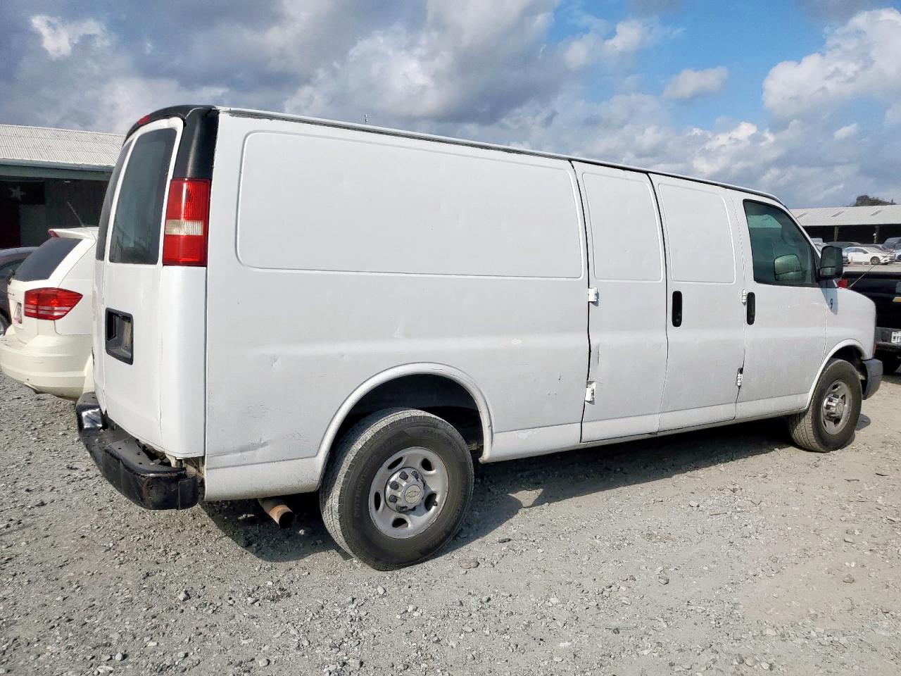 Chevrolet Express Image 3